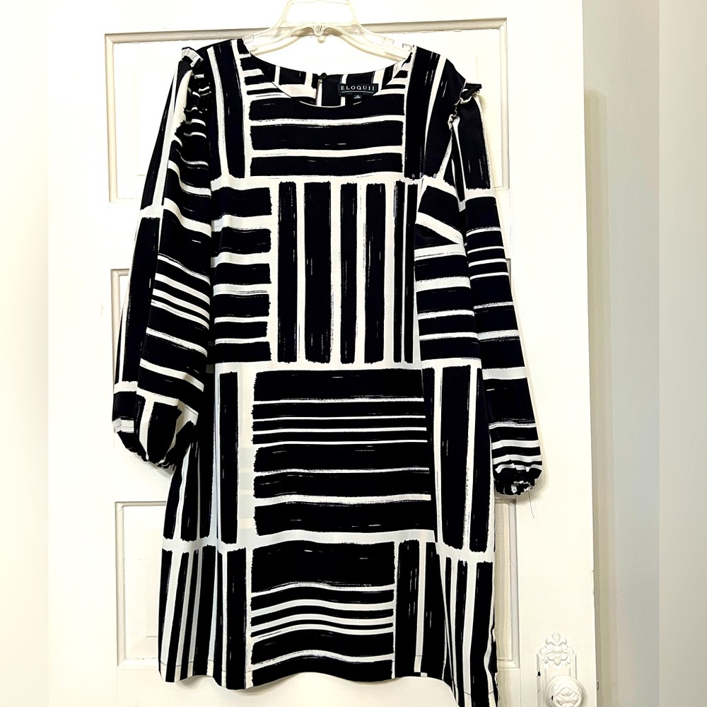 Eloquii Shift dress. Black with geometric design. Plus Size 22